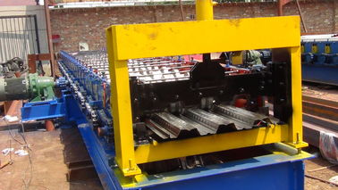 機械を作る機械金属の鋼鉄床タイルを形作る自動床のデッキ