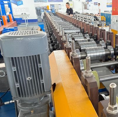 幅を調整できるリッジキャップのローリング・フォーム・マシン